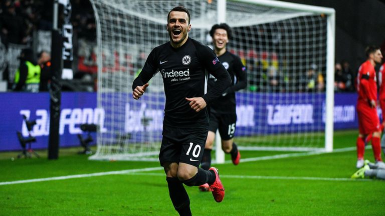 Eintracht Frankfurt: Flügelflitzer Filip Kostic bekleidet zwar nicht die Zehner-Position, zeigt auf der Außenbahn aber gute Leistungen und verdient sich diese Nummer. Aktuell ist der 27-jährige Serbe am Innenband verletzt. Für die SGE traf er 22 Mal.