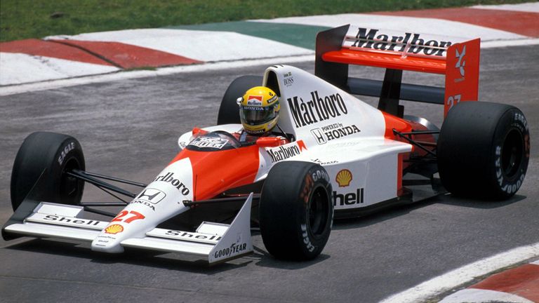 Formel-1-Weltmeister 1990 ist Ayrton Senna. Der Brasilianer sieht im McLaren-Honda vor Alain Prost im Ferrari und Nelson Piquet im Benetton-Ford.