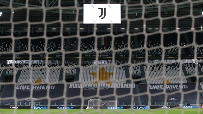 Juventus hat am Wochenende vergeblich auf Neapel gewartet - nun droht Neapel mit einer Klage.
