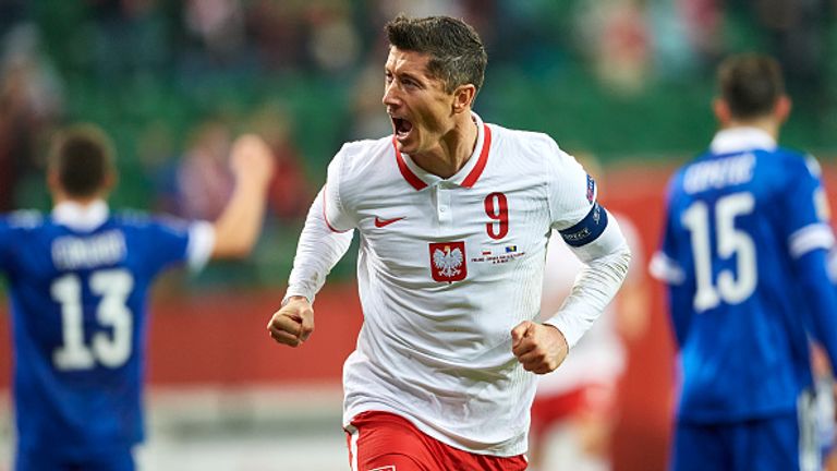 Robert Lewandowski trifft doppelt für Polen gegen Bosnien-Herzegowina.