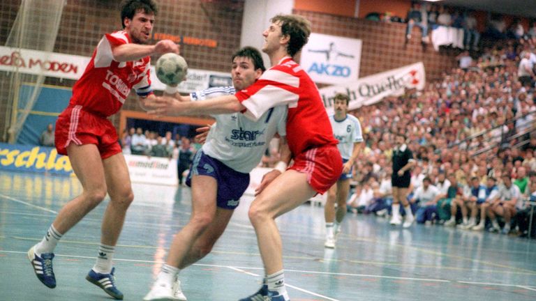 In der Handball-Bundesliga wird der Meister im Jahr 1990 noch im Playoff-System ausgespielt. Im Finale setzt sich der TV Großwallstadt (weiße Trikots) gegen den TSV Milbertshofen durch.