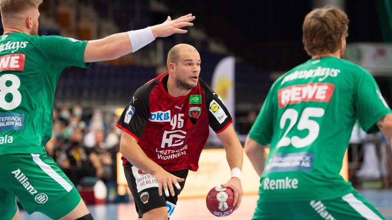 Nationalspieler Paul Drux setzt sich gegen die Leipziger Abwehr durch.