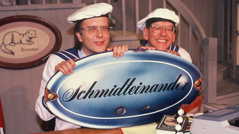 Ende 1990 startet die Satire- und Comedy-Sendung "Schmitdeinander" mit Harald Schmidt und Herbert Feuerstein. 