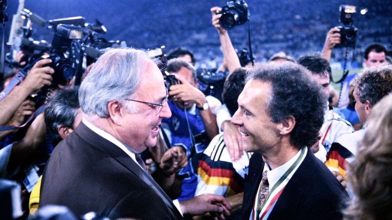 Bundeskanzler Helmut Kohl (l.) gratuliert DFB-Teamchef Franz Beckenbauer zum WM-Gewinn. Kohl war der Kanzler der deutschen Einheit. Sky Sport blickt zurück auf Sportereignisse und Kurioses aus dem Jahr 1990.