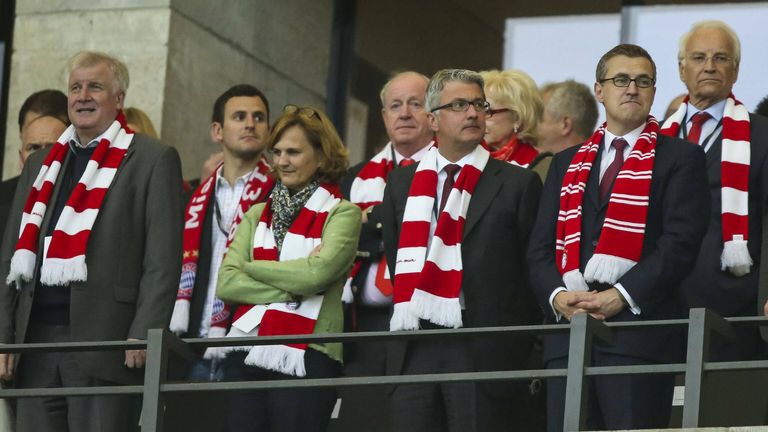 PROMINENTE FANS (BAYERN): Als Bundesinnenminister bekennt sich Horst Seehofer (erster Reihe, l.) zum Rekordmeister. Sein Partei-Kollege Edmund Stoiber (zweite Reihe r.) sitzt bei Bayern im Aufsichtsrat und ist ebenfalls Fan des Triple-Siegers.