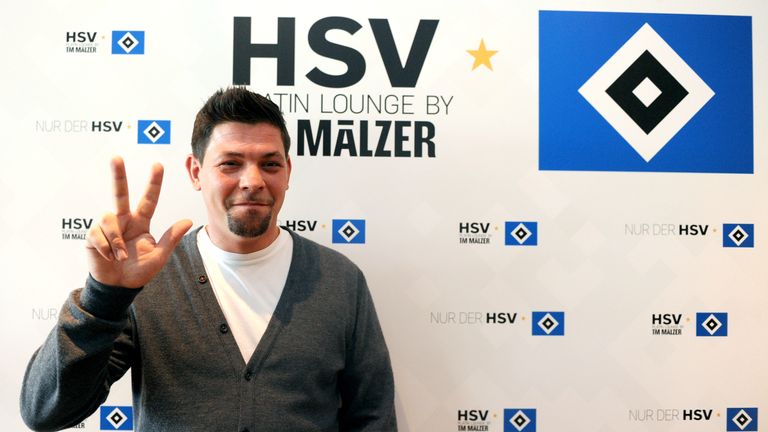 Sternekoch Tim Mälzer ist stolzer HSV-Fan. Der 49-Jährige wurde 2011 Koch der Business-Cateringbereichs des Vereins. Mälzer ist nicht der einzige TV-Star-Koch, der es mit der "Raute" hält, denn auch Stefan Henssler ist ein prominenter Anhänger. 