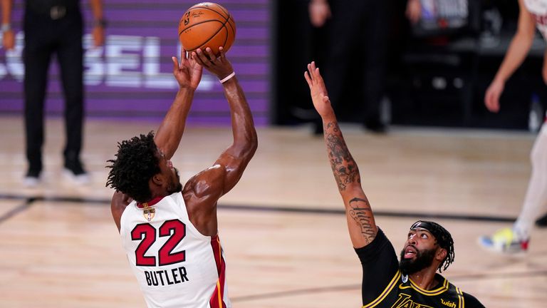 Jimmy Butler (l) legt sein erstes Playoff Triple-Double für die Miami Heat auf.