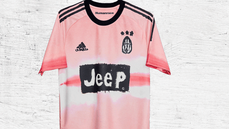 Das Jersey der Alten Dame erstrahlt wieder in einem auffälligen rosa - allerdings sind das Juventus-Logo und die Aufschriften der Werbepartner stylisch verschwommen (Bildquelle: juventus.com).