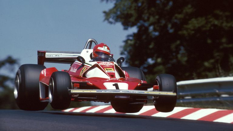 1976: Niki Lauda erleidet nach einem schweren Feuerunfall Verbrennungen im Gesicht und eine Verätzung der Lunge. Nur sechs Wochen später sitzt der Österreicher in Monza wieder am Steuer.