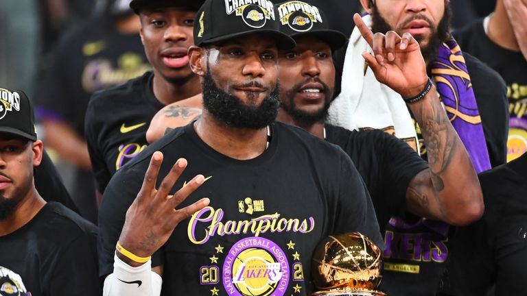 LeBron James feiert mit den Los Angeles Lakers seinen vierten Meistertitel in der NBA. Zuvor hatte er bereits mit Miami und Cleveland triumphiert. 