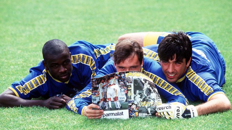 Über zehn Jahre spielte Buffon neben Lilian Thuram (links) bei der AC Parma. Die beiden wechselten 2001 sogar zusammen die Klubs und gingen zu Juventus. Auch im WM-Finale 2006 standen sie sich gegenüber. 