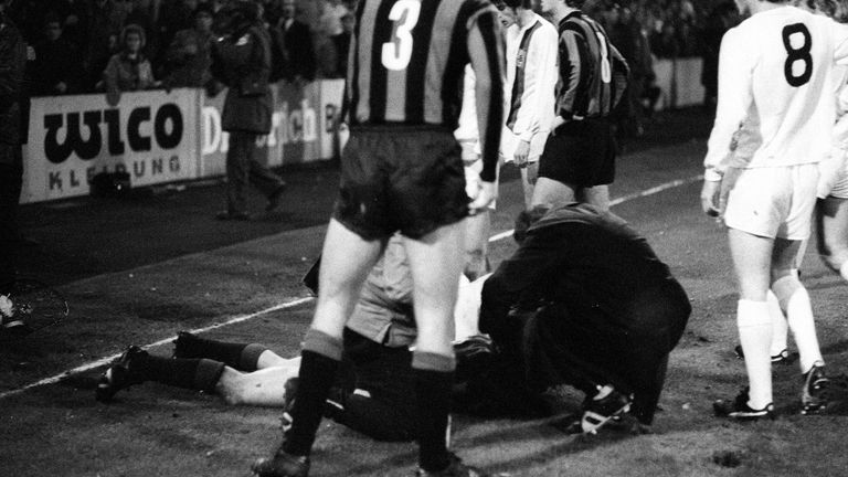 20. Oktober 1971: Das Achtelfinal-Hinspiel im Europapokal zwischen Borussia Mönchengladbach und Inter Mailand (Ergebnis 7:1) wurde später annulliert, denn Inter-Stürmer Roberto Boninsegna wurde nach 28. Spielminute von einer Limonadendose getroffen.