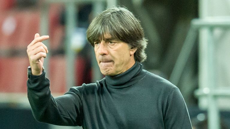 Bundestrainer Joachim Löw erklärt die Gründe seiner personellen Umstellungen.