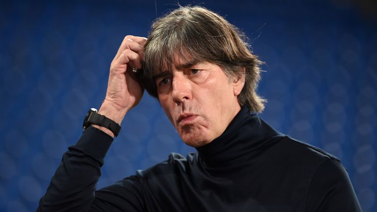 Joachim Löw bleibt Bundestrainer. Nicht zur Freude aller.