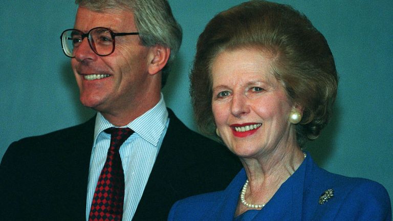 Englands Regierungschefin ist 1990 Margareth Thatcher. Die "Iron Lady" übergibt ihr Amt später an John Major.