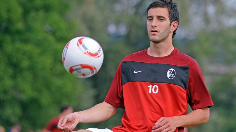 SC Freiburg: In der Saison 2020/21 vergaben die Breisgauer keine ''10''. Zuletzt trugt Maximilian Nicu (Saison 2011/12) diese Nummer. Der Rumäne spielte zwei Jahre für den SC und wurde als Verteidiger von Hertha BSC geholt. 