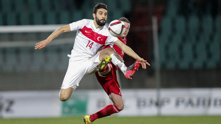 Mehmet Ekici: Der Ex-Bundesligaspieler (u.a Bayern und Bremen) lief von der U17 bis zur U21 konstant für die deutschen U-Nationalmannschaften auf. Anschließend nahm er das türkische Trikot an und absolvierte sein erstes Spiel mit 20 Jahren.