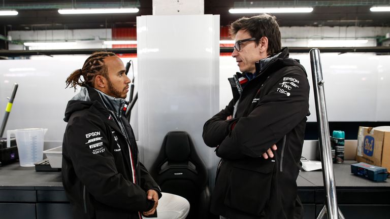 Lewis Hamilton verhandelt mit Toto Wolff und Mercedes über einen neuen Vertrag.