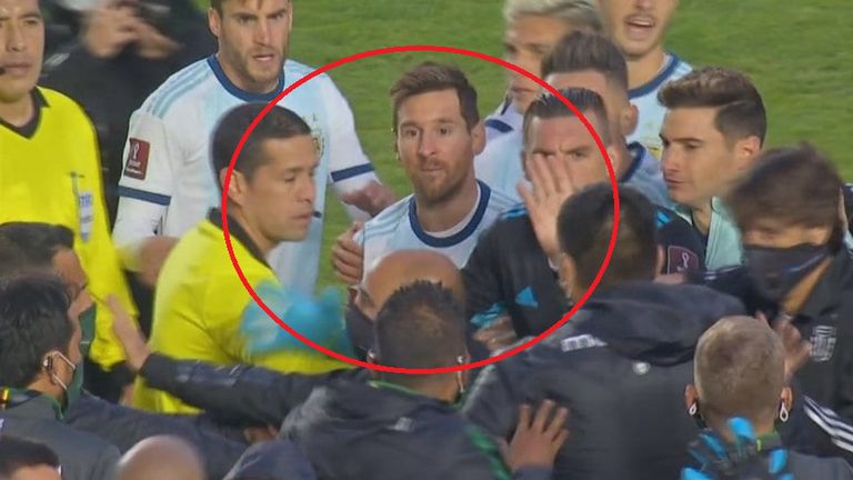 Lionel Messi wird von einem Betreuer der bolivianischen Nationalmannschaft provoziert (Bildquelle: SkyAustria)