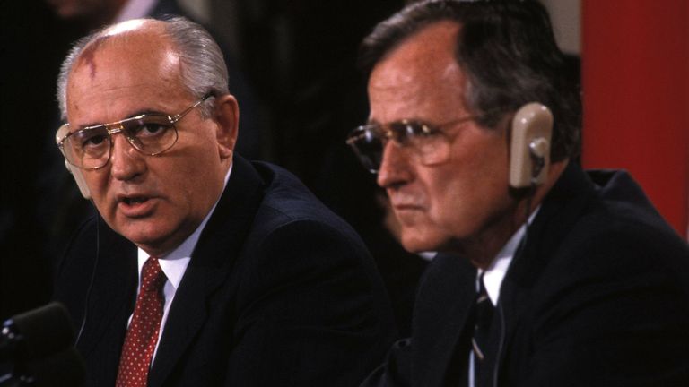 Die zwei wichtigsten Politiker der damaligen Zeit, ohne die die Einheit nicht möglich gewesen wäre: Michail Gorbatschow (l.) und George W. Bush.
