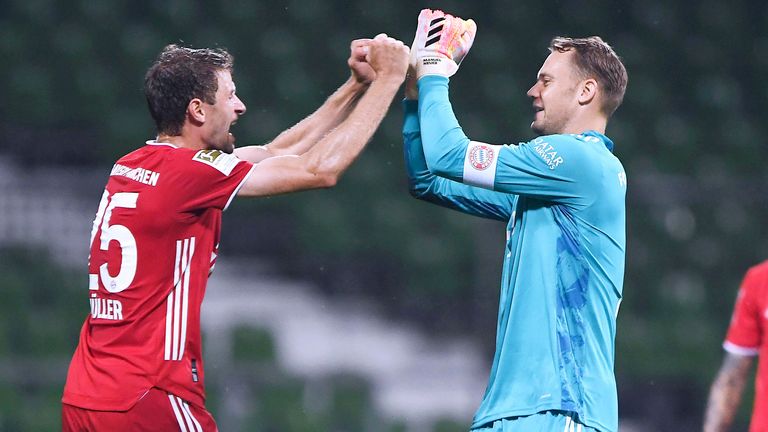 Die Bayern-Stars Thomas Müller (l.) und Manuel Neuer können gegen den 1. FC Köln zwei neue Vereinsrekorde aufstellen.