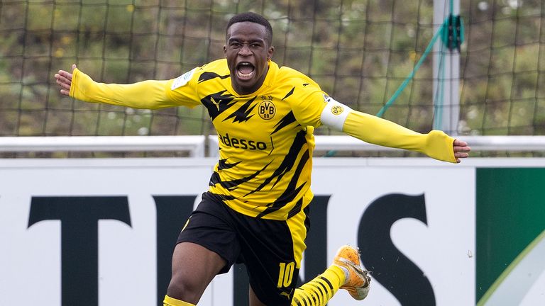 Dortmunds Youssoufa Moukoko erzielt gegen den FC Schalke 04 einen Dreierpack.