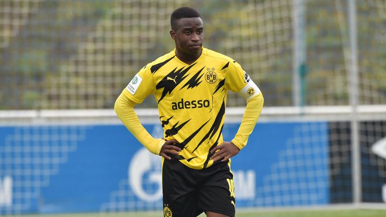 Youssoufa Moukoko wurde im U19-Derby gegen Schalke aufs Übelste beleidigt.