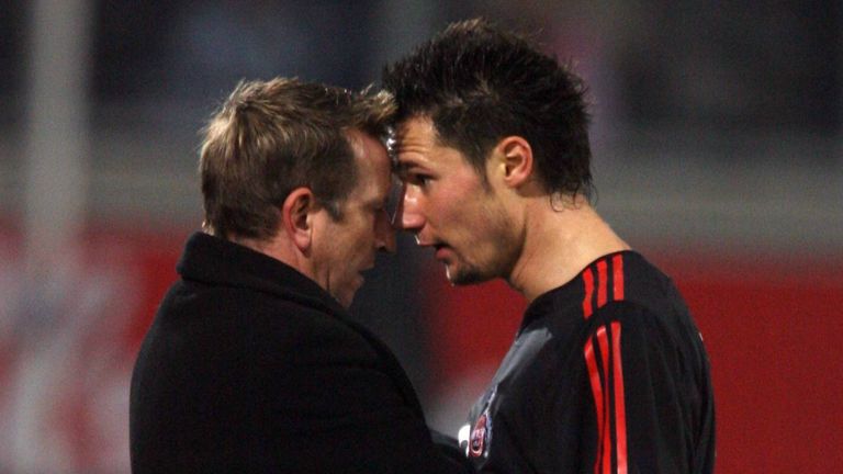 Bei Duisburgs Trainer Norbert Meier kam es zu einem fatalen Aussetzer - an der Seitenlinie kam es zu einer ''Kopfnuss'' mit Köln-Spieler Albert Streit. Meier lässt sich fallen. Doch die Fernsehbilder überführten ihn der Schauspielerei.