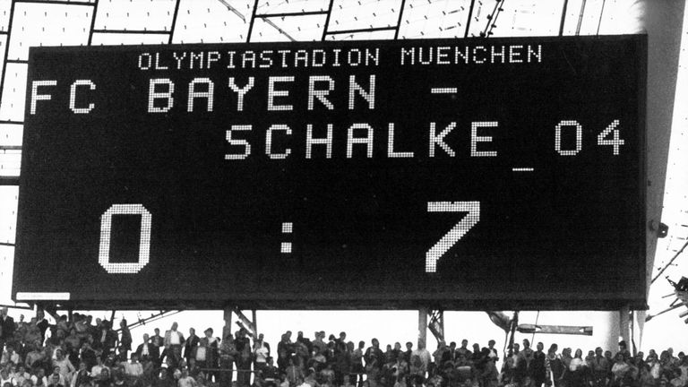 1976 - Bayern gegen Schalke: Eine historische Pleite erlebt der FCB am 9. Oktober 76. Die Münchner verlieren mit 0:7(!) gegen Königsblau und kassieren die höchste Bundesliga-Niederlage der Vereinsgeschichte. Klaus Fischer trifft vierfach.