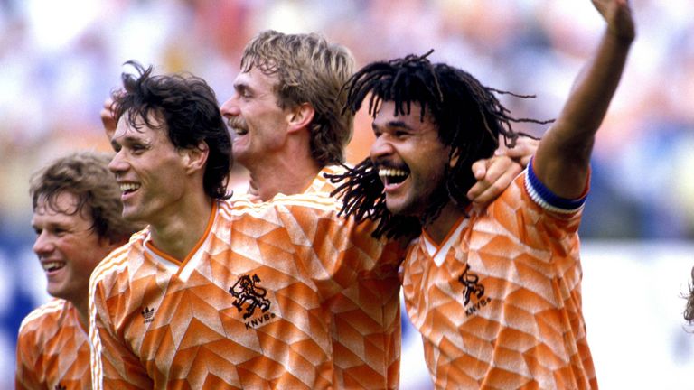 1988 - Niederlande gegen Sowjetunion: Marco van Basten (l.) schießt Oranje im Olympiastadion mit seinem Jahrhunderttor zum ersten und einzigen EM-Titel. Das Finale endet mit 2:0.