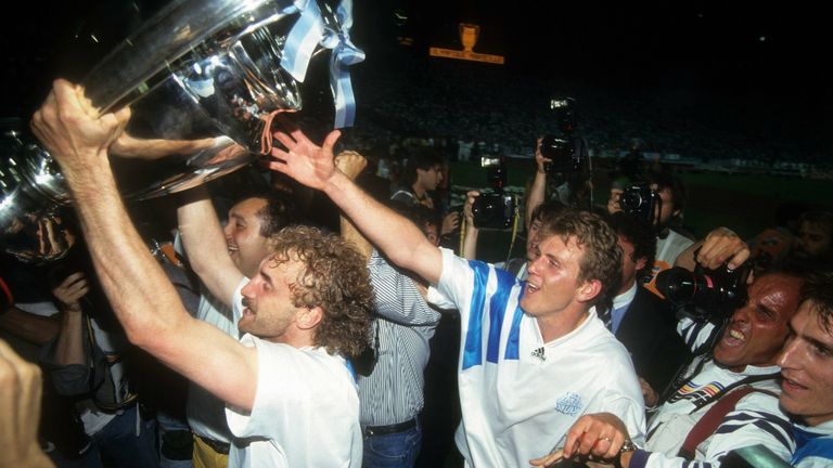 1993 - Olympique Marseille gegen AC Mailand: Im ersten Jahr nach der Neugründung findet das erste CL-Finale der Männer in München statt. Rudi Völler stemmt nach einem 1:0-Sieg über Mailand den Henkelpott in den Nachthimmel.