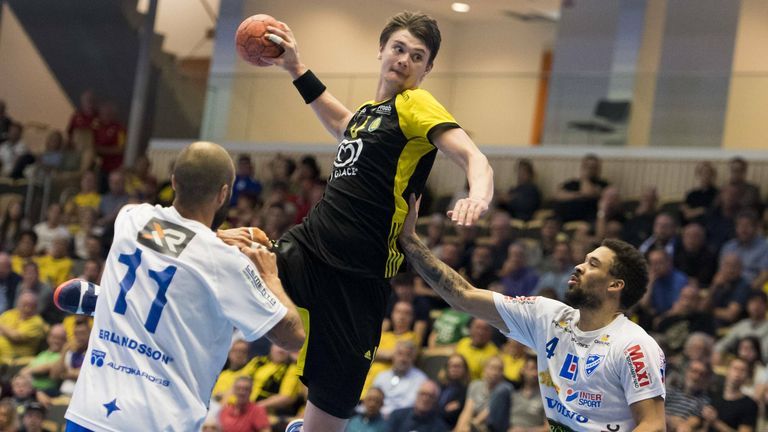 Oskar Sunnefeldt (Mitte) läuft in der kommenden Saison für den THW Kiel auf.