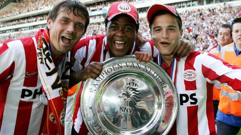 Ebenfalls niederländischer Meister mit Eindhoven wurde Patrick Kluivert (M.). Zwar spielt die Fußballl-Ikone nur ein Jahr für die PSV, kann aber genau zu diesem Zeitpunkt die Trophäe in der Hand halten.