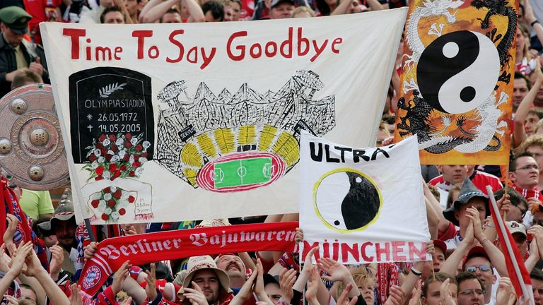 Fans des FC Bayern tragen symbolisch das Olympiastadion zu Grabe. 33 Jahre lang war der Rekordmeister hier beheimatet (Quelle: Imago).