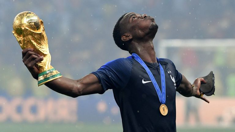 Paul Pogba von Manchester United gehört zu den wertvollsten Mittelfeldspielern der Welt. 2018 gelang ihm sein bisheriger Karriere-Höhepunkt: der Sieg der Weltmeisterschaft 2018 im eigenen Land Frankreich. Da kommen seine beiden großen Brüder nicht ran ...