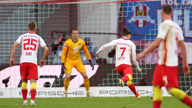 Der eingewechselte Marcel Sabitzer schießt RB Leipzig vom Punkt zum Sieg.