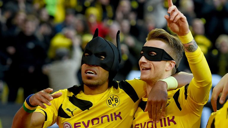 2014/2015: Marco Reus und Pierre-Emerick Aubameyang trafen und feierten dies auf ihre eigene Art im Duo. Dortmund bezwang S04 deutlich mit 3:0 (23. Spieltag). Tore: 1:0 (Aubameyang), 2:0 (Mkhitaryan ), 3:0 (Reus). 