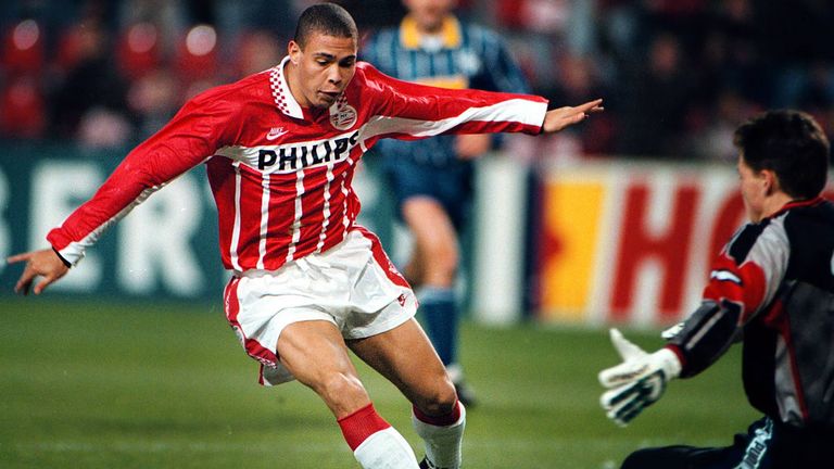 Der einstige Weltfußballer bei der PSV: Ronaldo Nazario (l.) verbucht in seiner Zeit bei Eindhoven 46 Scorerpunkte in der gleichen Anzahl an Spielen.