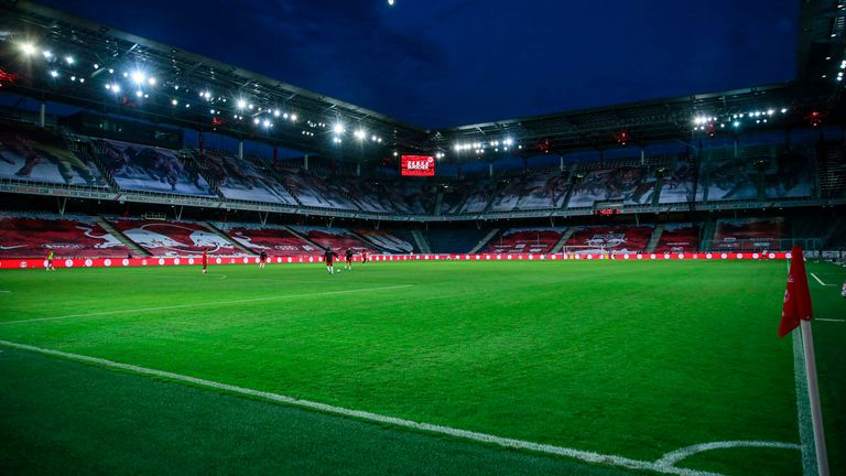 Salzburg: Red Bull Arena: 30.188 Zuschauer