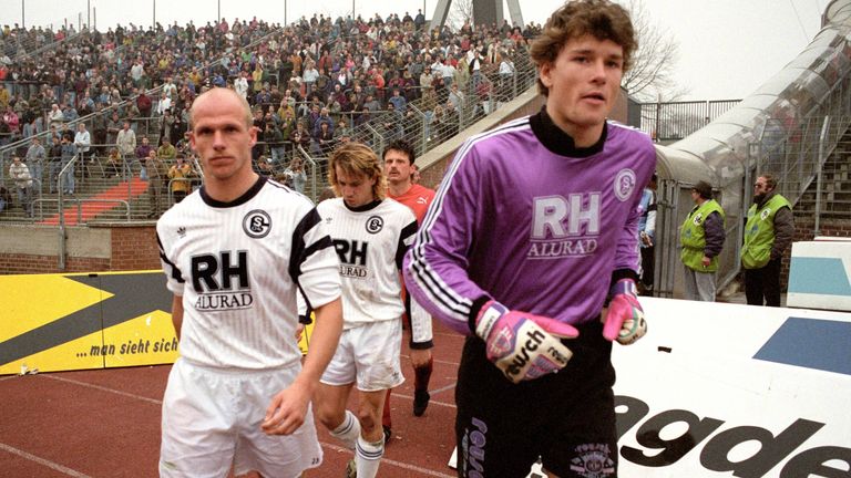 Schalke 04 spielt 1990 in der 2. Liga. Dort trifft der junge Jens Lehmann (r.) u.a. auf den TSV Havelse.