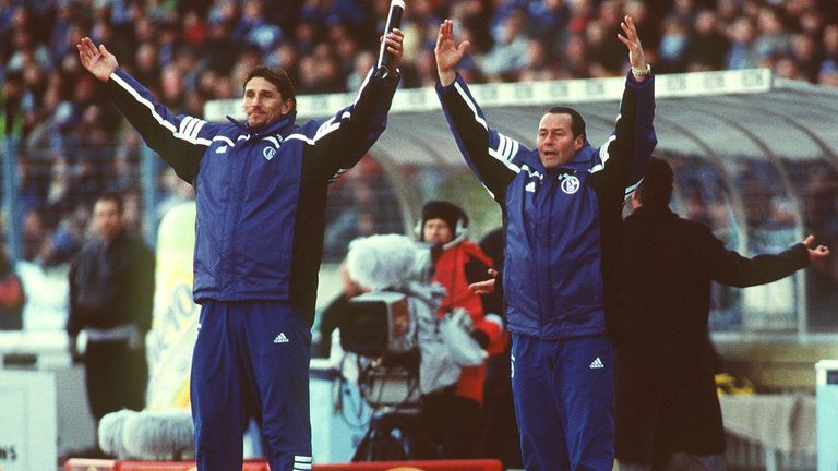 Saison 2000/2001: Schalke-Coach Huub Stevens (r.) sah am 23. Spieltag im Parkstadion ein 0:0. Insgesamt wurden acht gelbe Karten verteilt. Somit war viel Kampf im Spiel. Es war das erste torlose Revierderby seit dem Jahrhundertwechsel. 