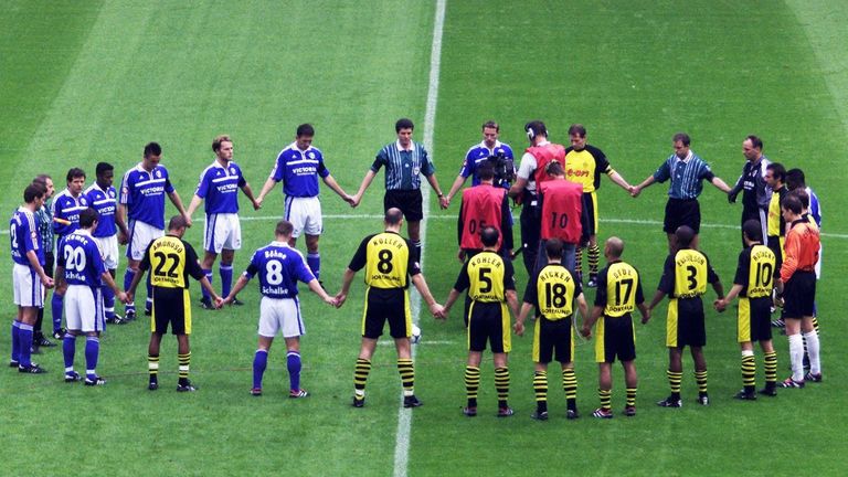 Saison 2001/2002: Vor dem Anpfiff zusammen, anschließend wieder gegeneinander. Mit einem 1:0-Sieg am 6. Spieltag blieb der FC Schalke seit dem Jahreswechsel gegen den Erzrivalen ungeschlagen. Tor: Andreas Möller (17. Minute).