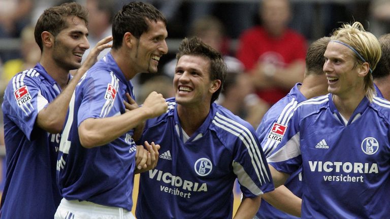 Saison 2005/2006: Ein Derby später zeigte Schalk wieder seine Klasse und bezwang den BVB auswärts mit 1:2. Ex-Nationalspieler Kevin Kuranyi bewies seinen Torjäger-Instinkt. Tore: 1:0 (Euzebiusz Smolarek), 1:1+2:1 (Kuranyi).