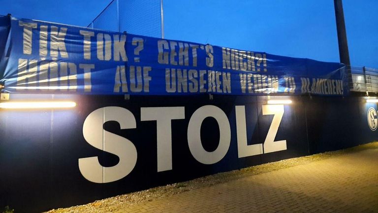 Die Schalke-Fans hängen ein Plakat an der Veltins-Arena auf.