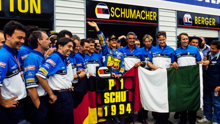 Michael Schuhmacher feiert mit seinem Team den ersten WM-Titel am 13. November 1994 in Adelaide, Australien.