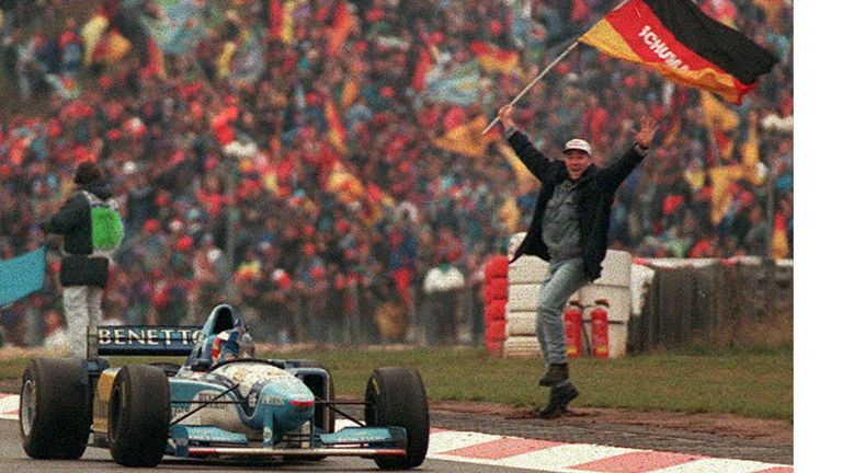 1995: Michael Schumacher feiert als erster deutsche Formel-1-Pilot überhaupt einen Sieg auf dem Nürburgring. In Deutschland bricht das Rennfieber aus.