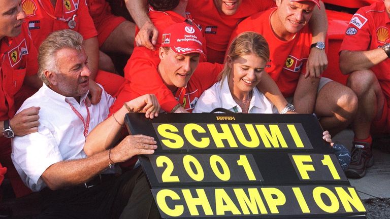 Am 19. August 2001 feiert Michael Schumacher (M.) mit Manager Willi Weber (l.) und Ehefrau Corinna (r.) seine 4. Weltmeisterschaft.