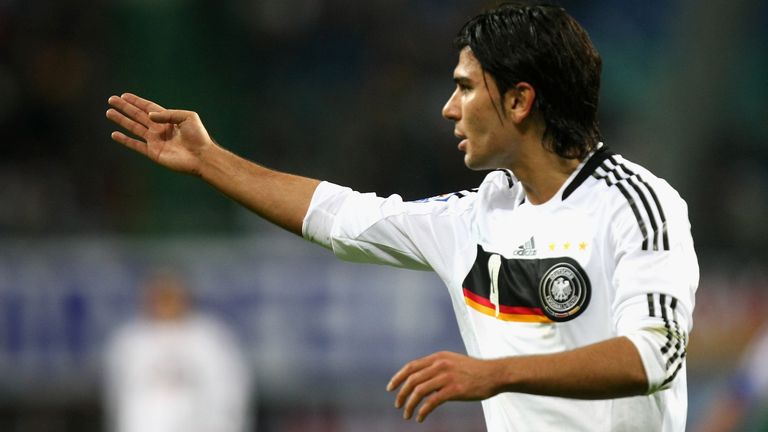 Serdar Tasci: In Deutschland geboren, aufgewachsen und seitdem nur für das DFB-Team gespielt. Der Innenverteidiger durchlief alle Jugendmannschaften und stand erstmals mit 21 Jahren für die A-Nationalmannschaft auf dem Feld.