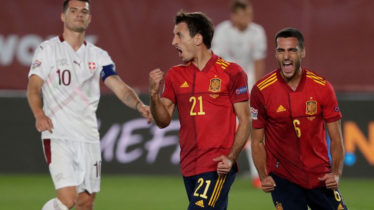 Spanien feiert einen 1:0-Sieg gegen die Schweiz.