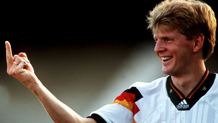 27. Juni 1994: Im WM-Spiel gegen Südkorea hat Stefan Effenberg nach seiner Auswechslung den deutschen Fans den Stinkefinger gezeigt, nachdem sie ihn gnadenlos ausgepfiffen und mit abfälligen Kommentaren beschimpft hatten. Dabei lächelte er höhnisch.